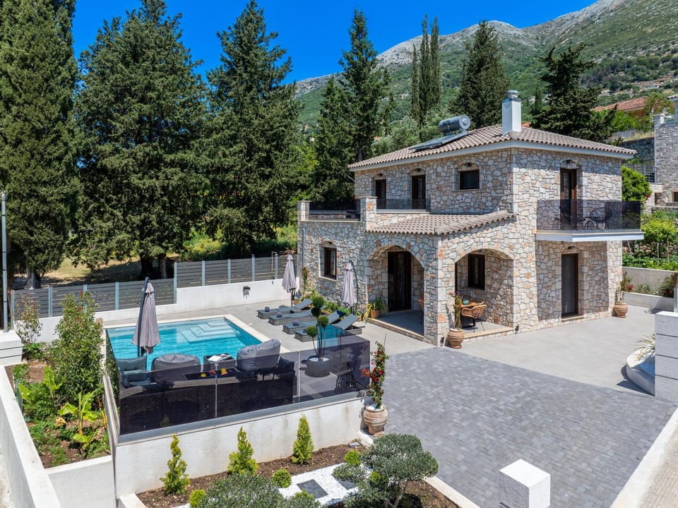 Property building, Day, Natural landscape, Mountain view, Pool view, Swimming pool, Parking, sunbed