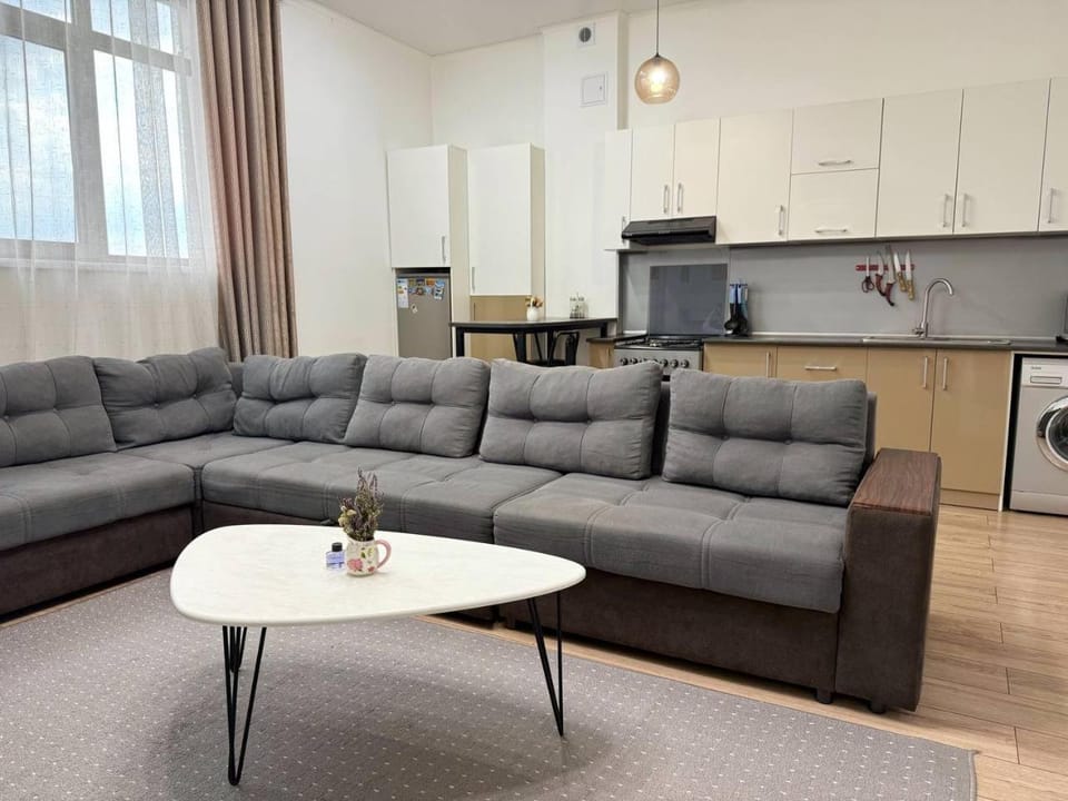 Kitchen or kitchenette, Living room, Seating area, Dining area
