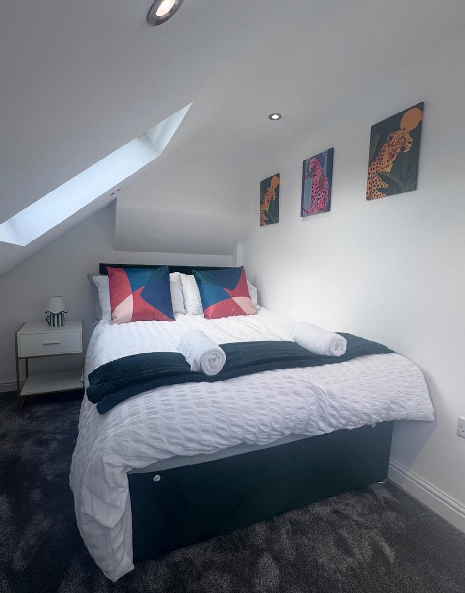 Luxury Solihull 6 bed 3 bath house 16 guests JLR HS2 BHX House in Solihull