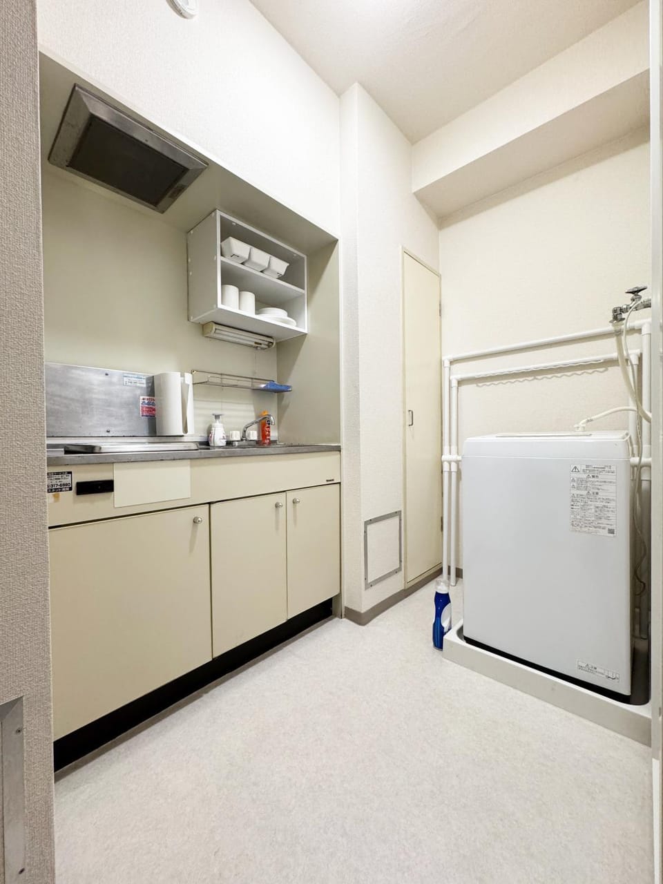 Kitchen or kitchenette, washing machine