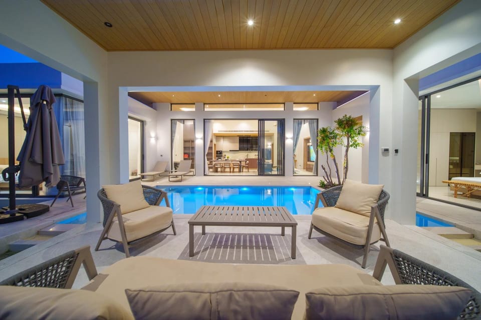 Seating area, Pool view