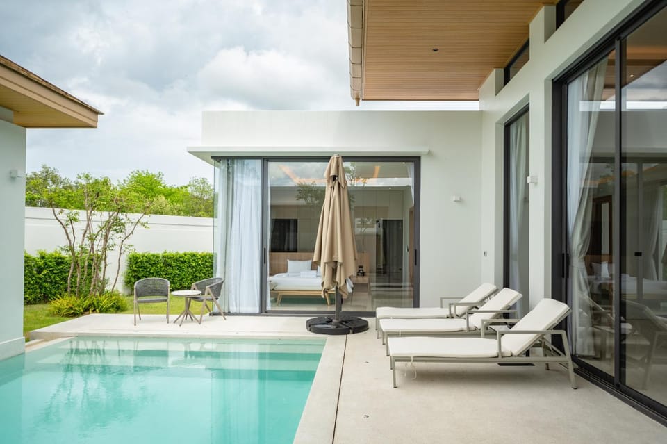View (from property/room), Pool view, Swimming pool, sunbed