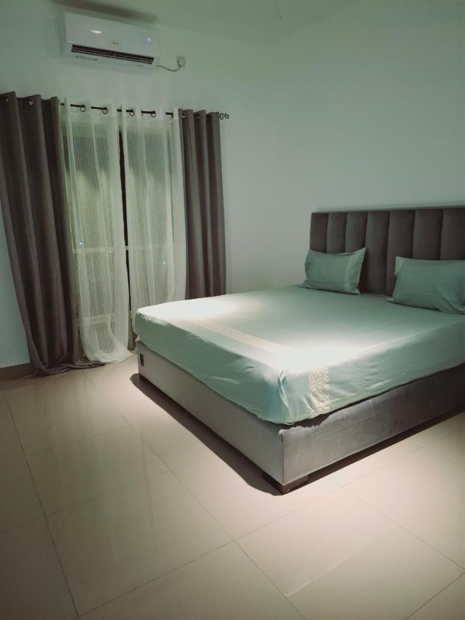 Photo of the whole room, Bedroom, air conditioner