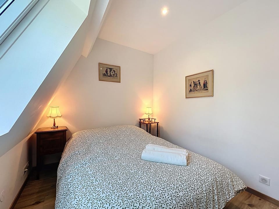 Bed, Bedroom, towels