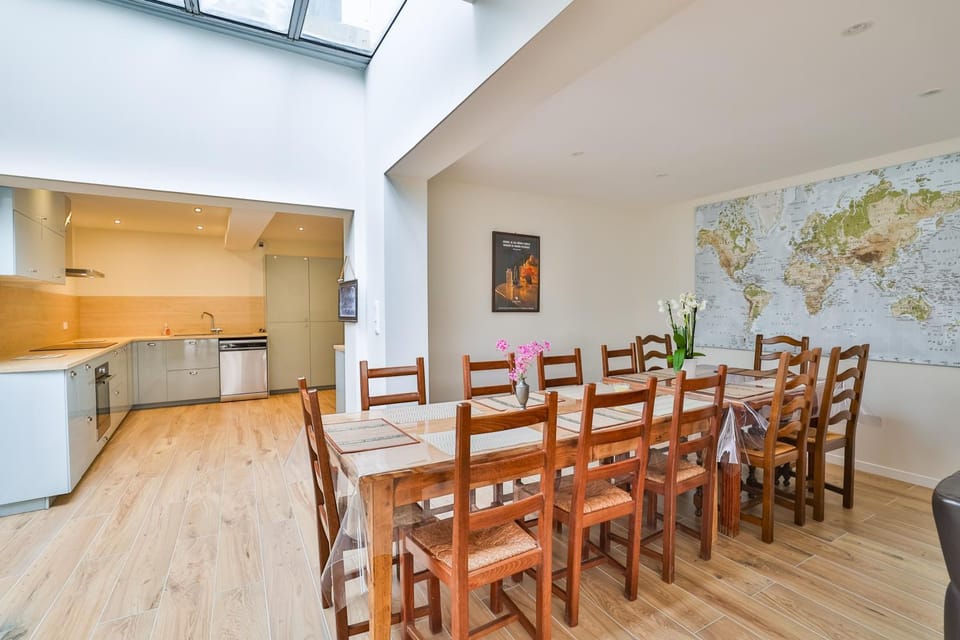 Living room, Dining area, internet