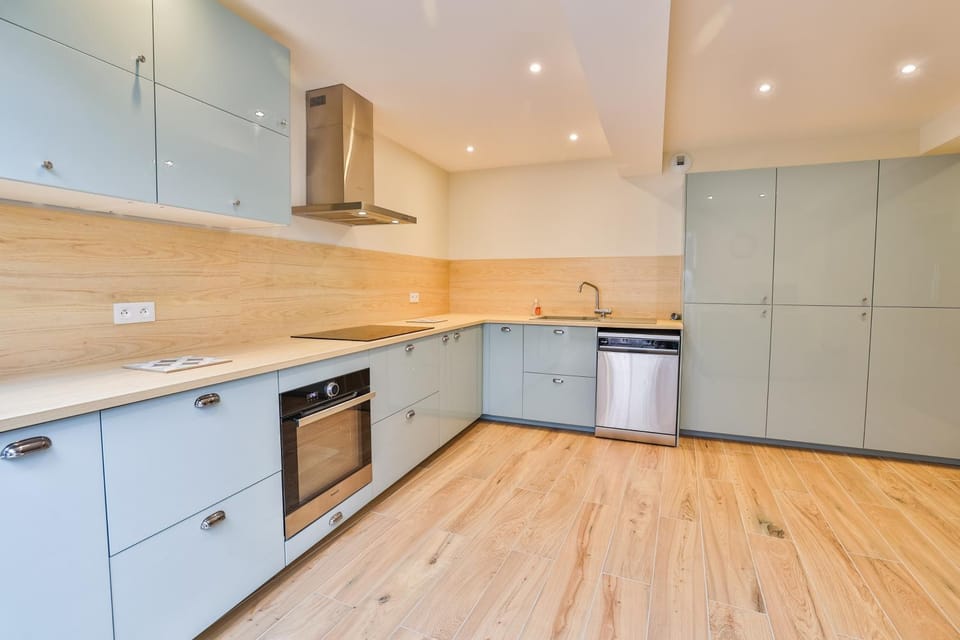Coffee/tea facilities, dishwasher, microwave, oven, stove, toaster