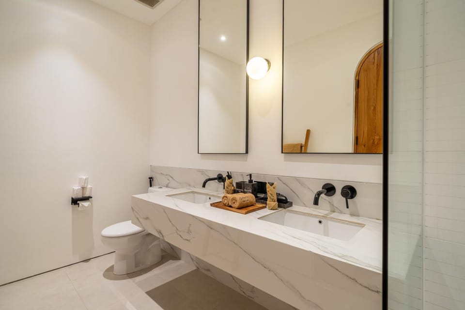 Toilet, Bathroom, towels