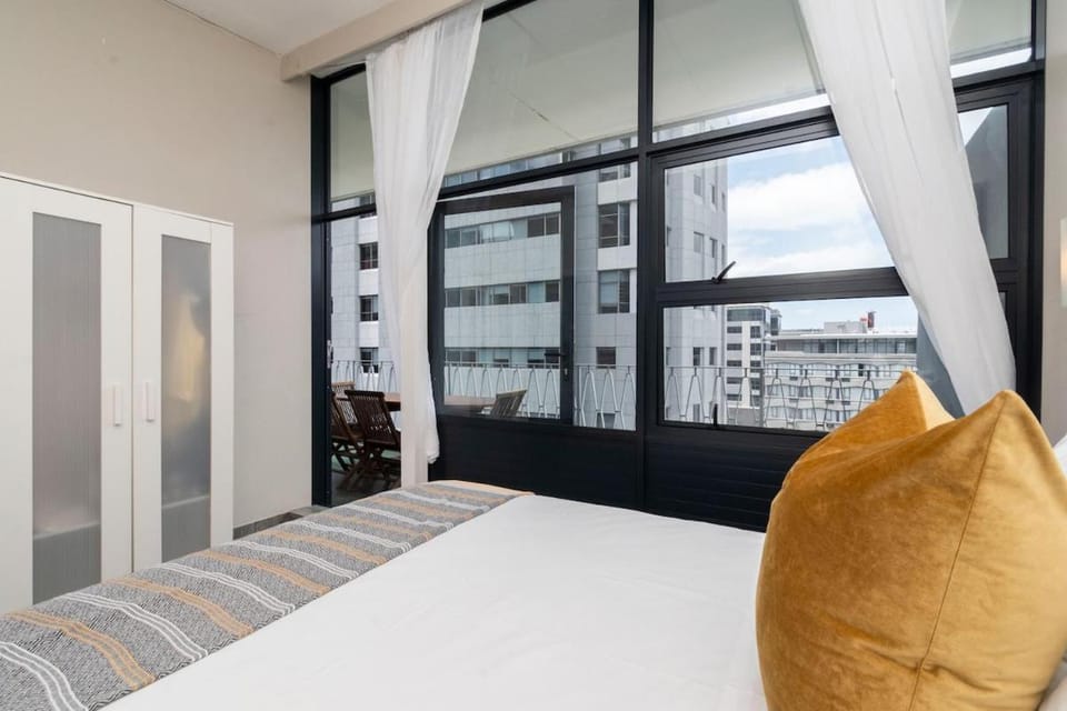Stylish 2BR Apartment with Balcony & Skyline Views - Walk to V&A & CTICC Apartment in Cape Town