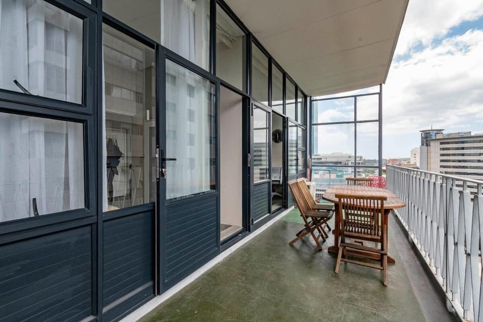 Stylish 2BR Apartment with Balcony & Skyline Views - Walk to V&A & CTICC Apartment in Cape Town
