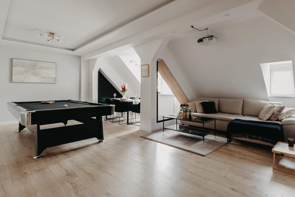 Billiard, Living room, Seating area, Dining area