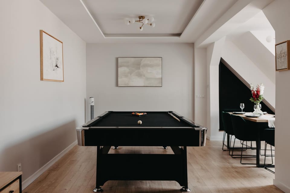Billiard, Game Room