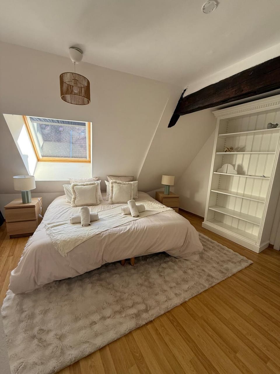 Bed, Bedroom, towels