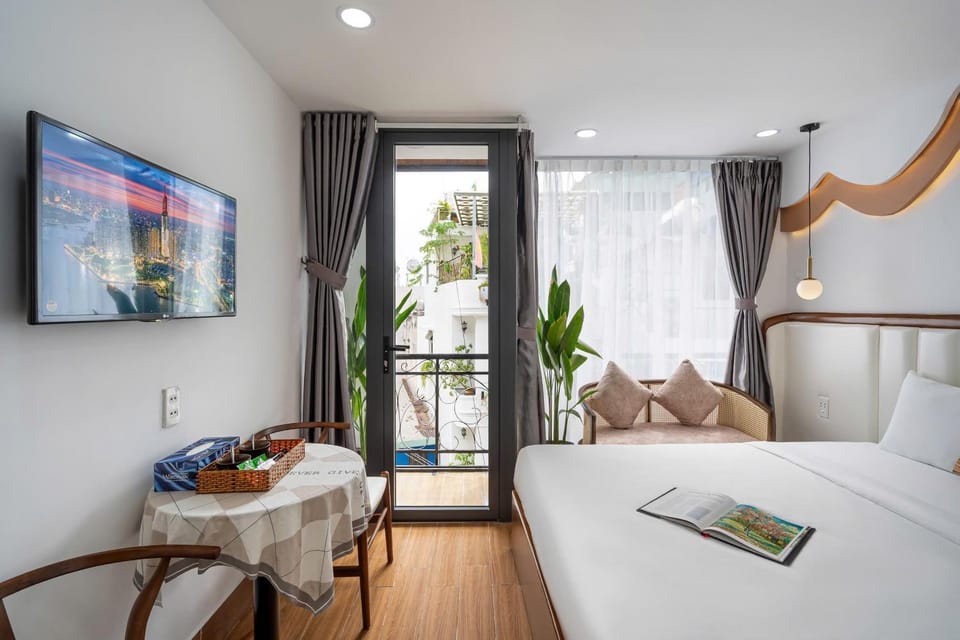 Bed, TV and multimedia, View (from property/room), Photo of the whole room, Seating area