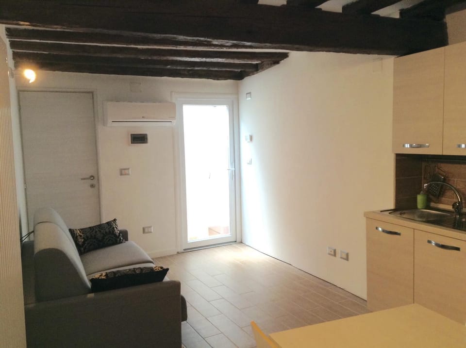 Day, Living room