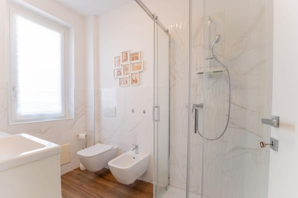 Shower, Toilet, Bathroom, bidet, towels