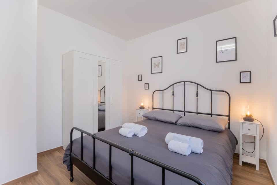 Bed, Photo of the whole room, Bedroom, towels