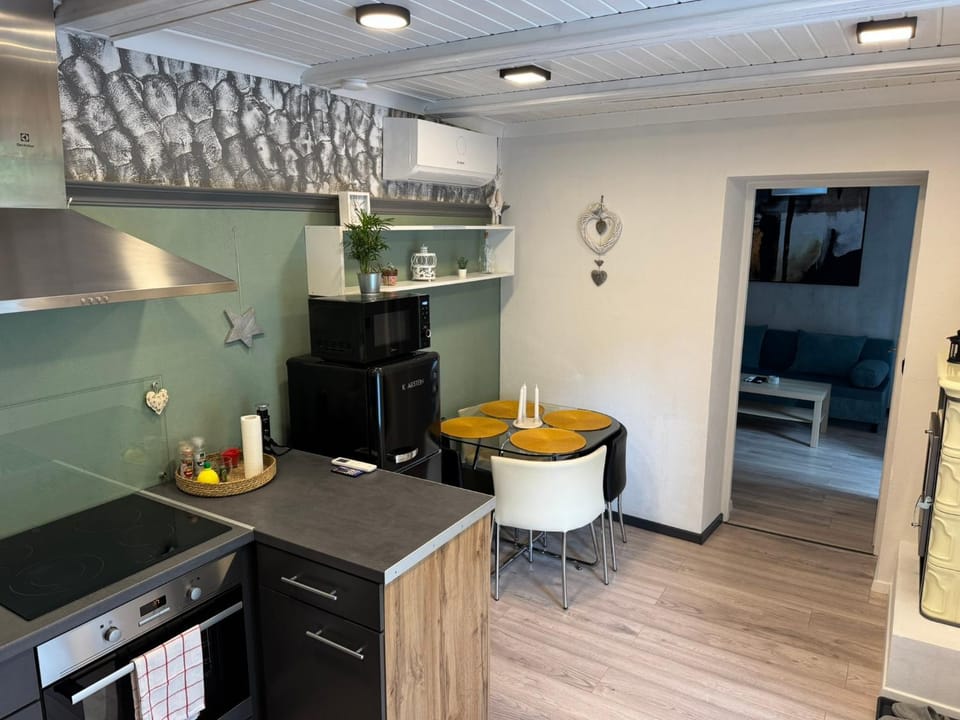 Kitchen or kitchenette, oven, stove