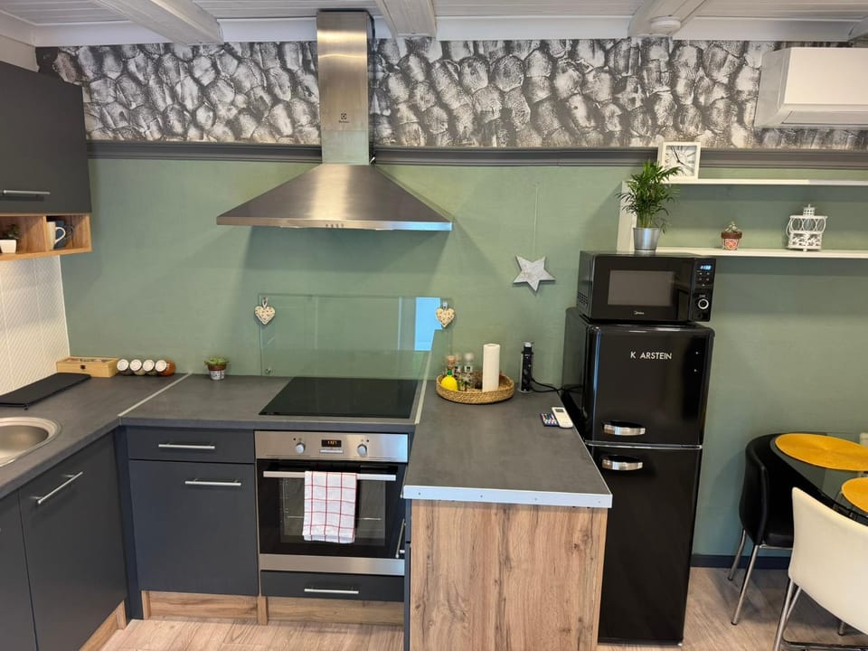 Kitchen or kitchenette, dishwasher, microwave, oven