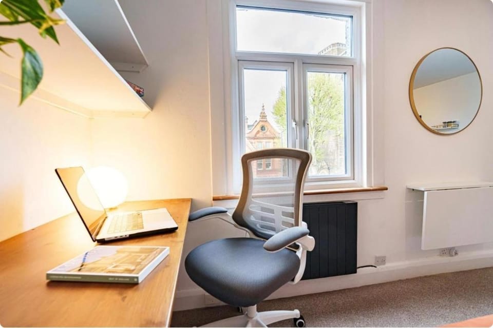 Living room, Seating area, internet