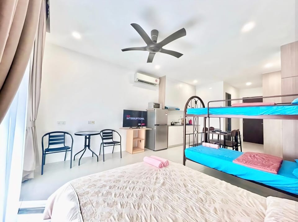 Bed, TV and multimedia, Kitchen or kitchenette, Living room, Dining area, Bedroom, bunk bed, air conditioner