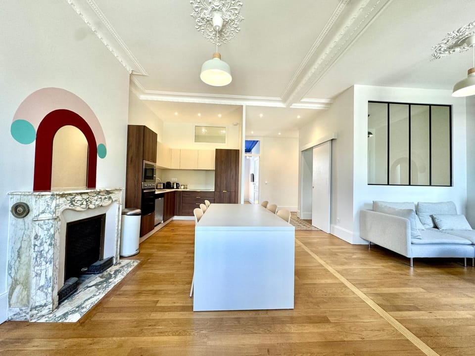 Living room, Seating area, Dining area, fireplace