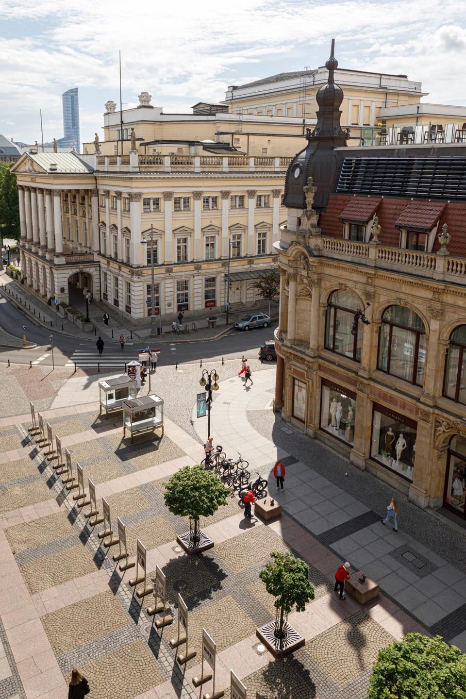 Property building, Nearby landmark, Day, People, Neighbourhood, Bird's eye view, City view, Landmark view, Street view, Location, group of guests, Parking