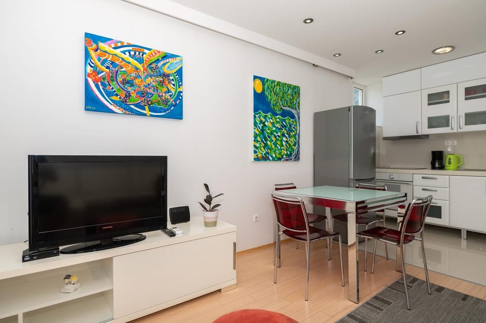 TV and multimedia, Kitchen or kitchenette