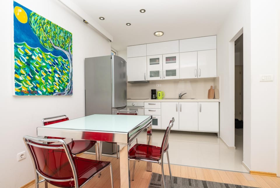 Kitchen or kitchenette, pet friendly, stove