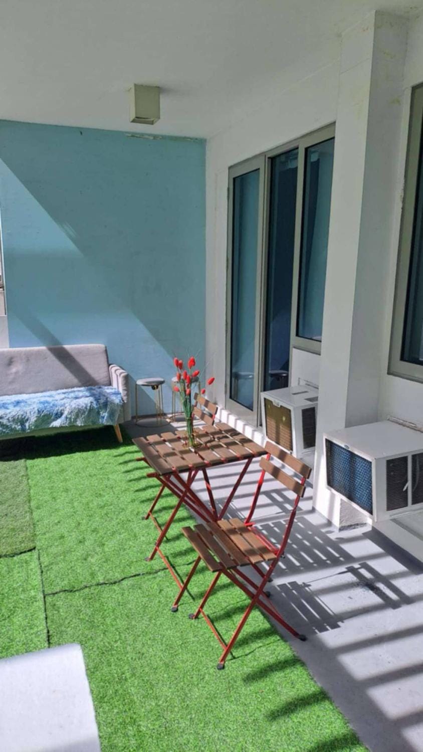AZURE BICUTAN MAUI G14 TOWER POOL View Apartment hotel in Paranaque