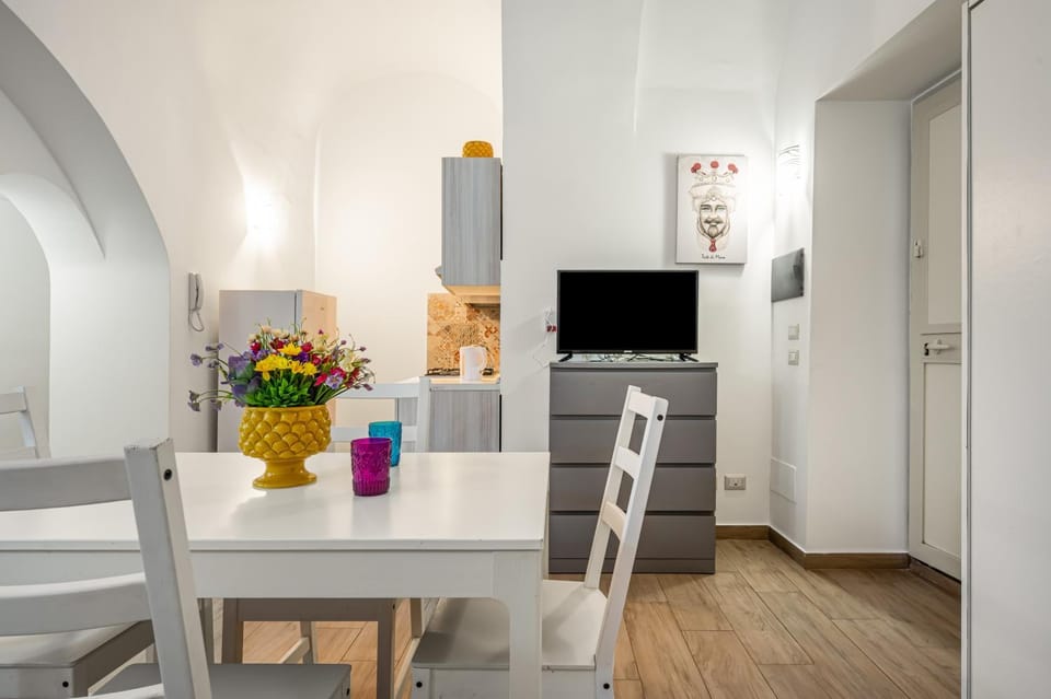 Communal lounge/ TV room, Living room, Dining area