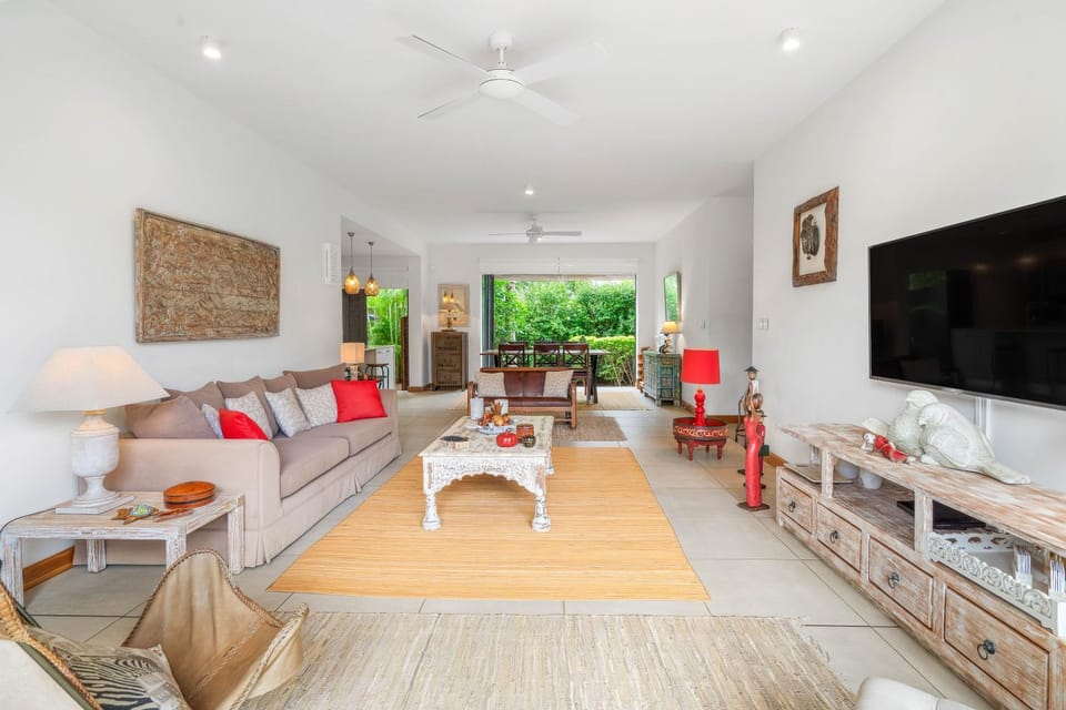 Communal lounge/ TV room, TV and multimedia, Living room, Seating area, Dining area