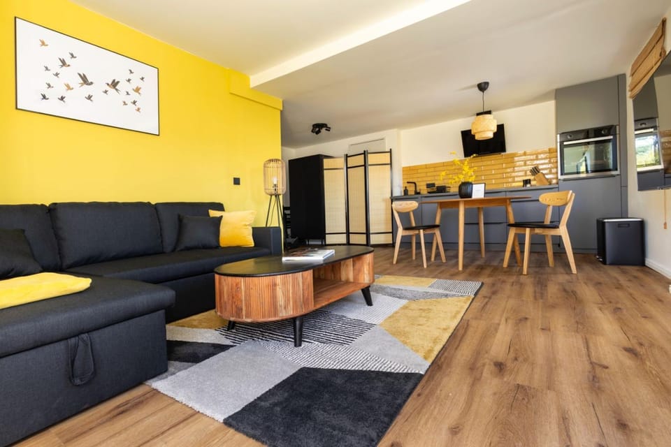 Kitchen or kitchenette, Living room, Seating area, Dining area
