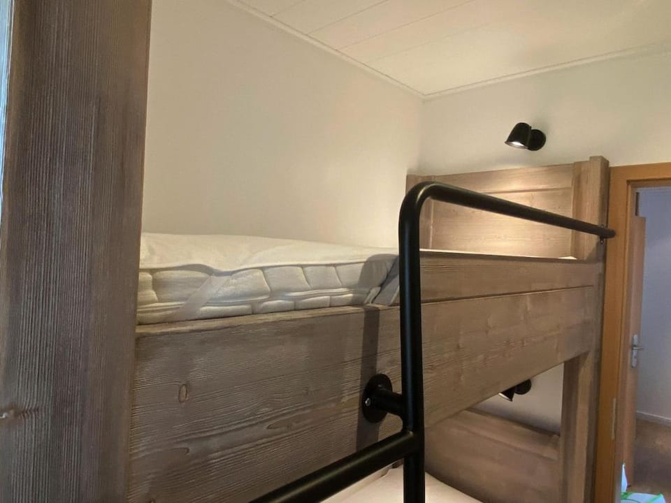 Bedroom, bunk bed