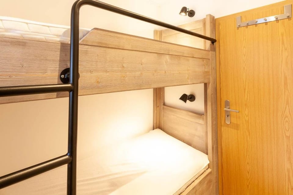 Bedroom, bunk bed