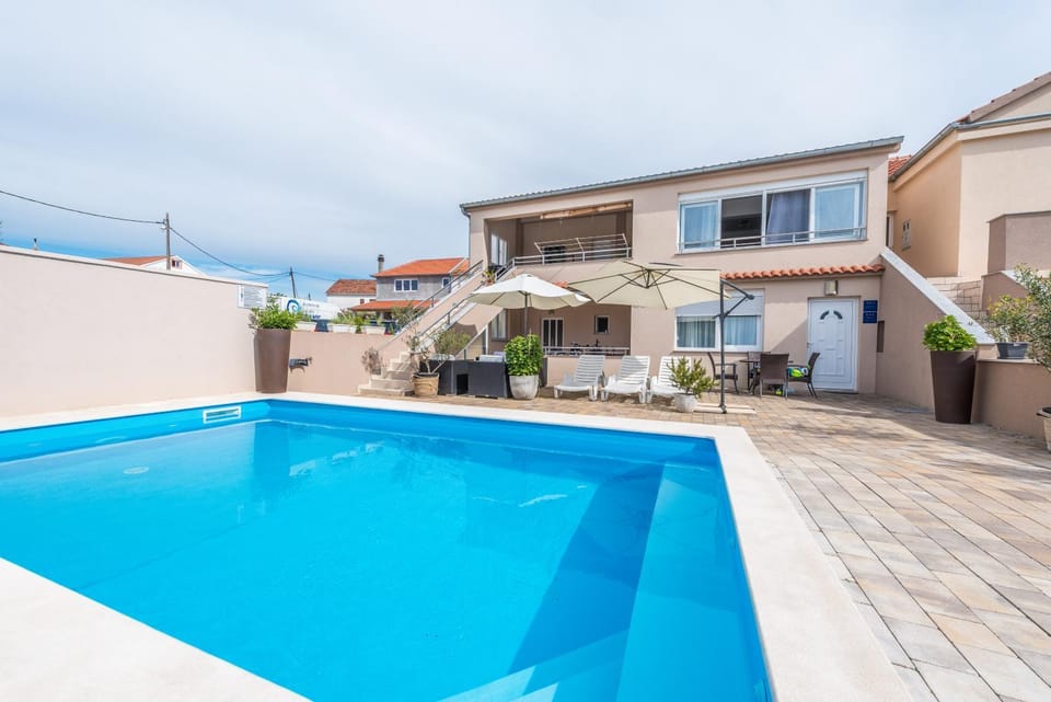 Property building, On site, Swimming pool, Swimming pool