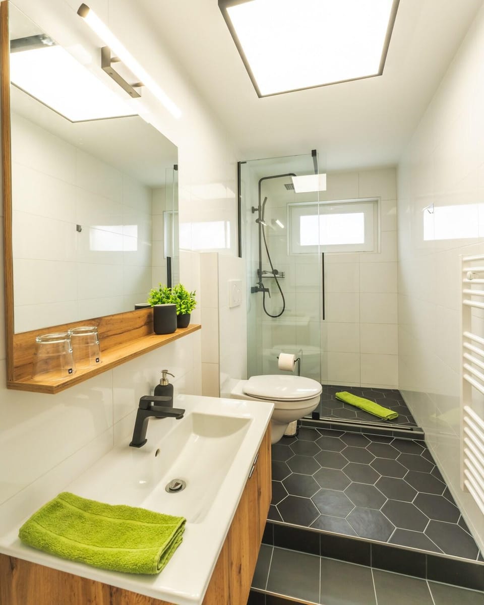Shower, Toilet, Bathroom, towels