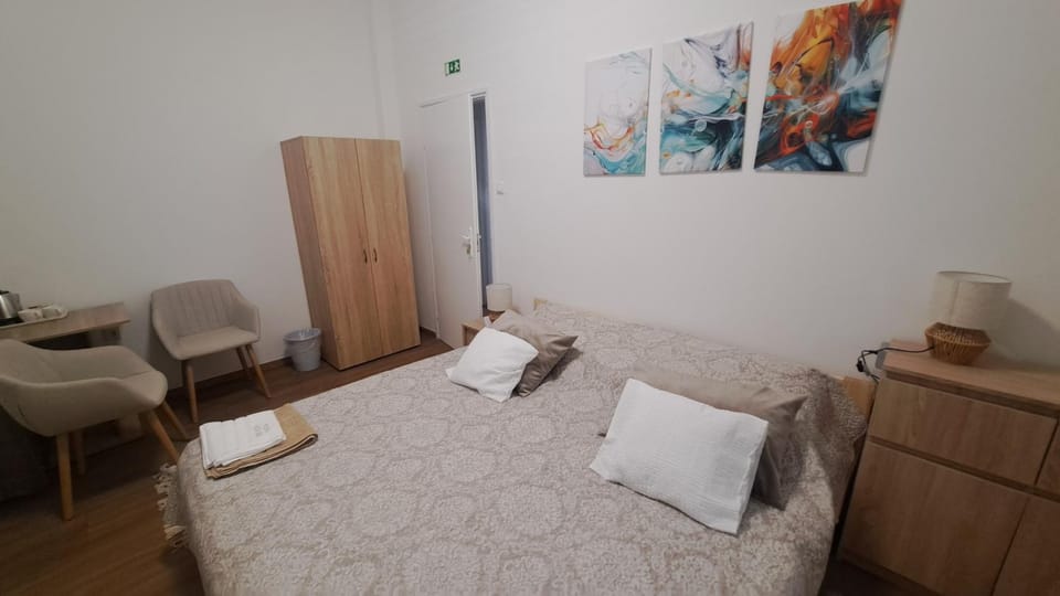 Bed, Photo of the whole room, Seating area, Bedroom