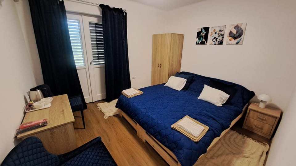 Photo of the whole room, Bedroom, towels