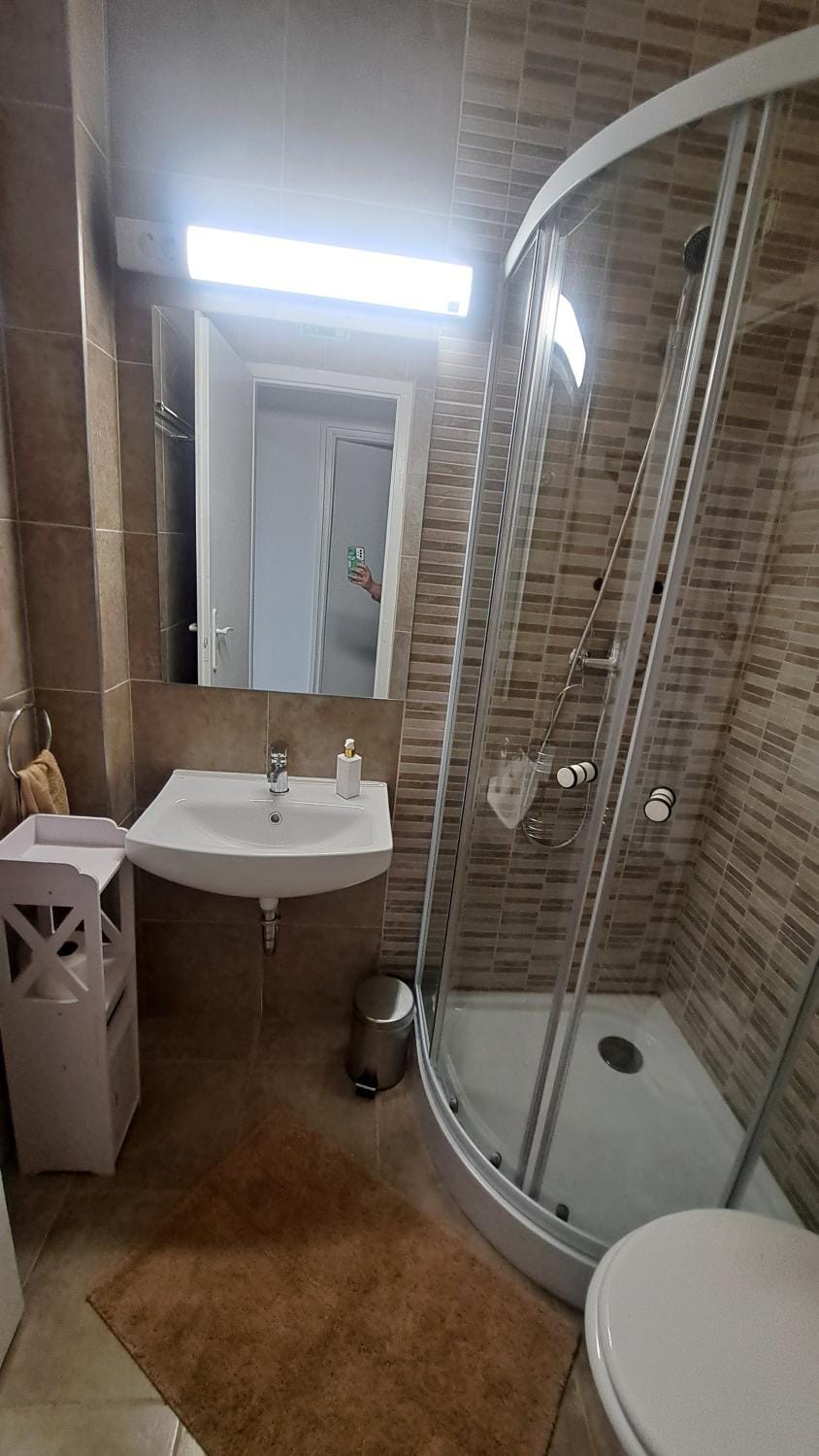Shower, Toilet, Bathroom, Photo of the whole room, towels