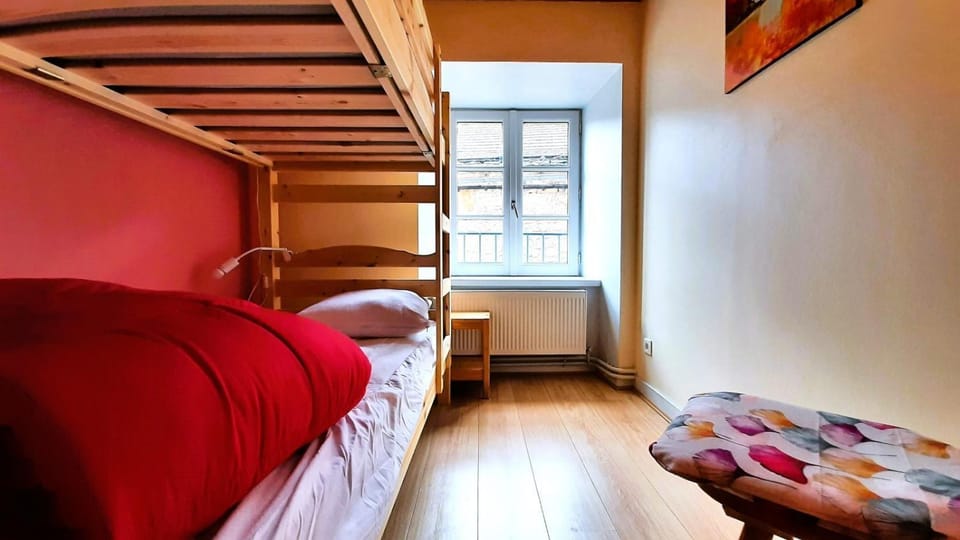 Bedroom, bunk bed