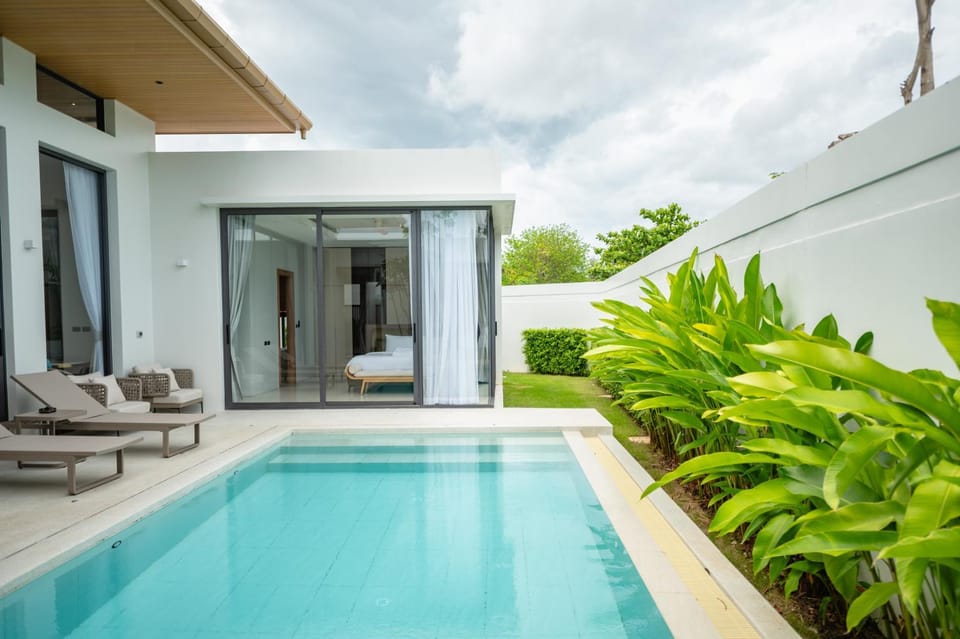 Pool view, Swimming pool, sunbed