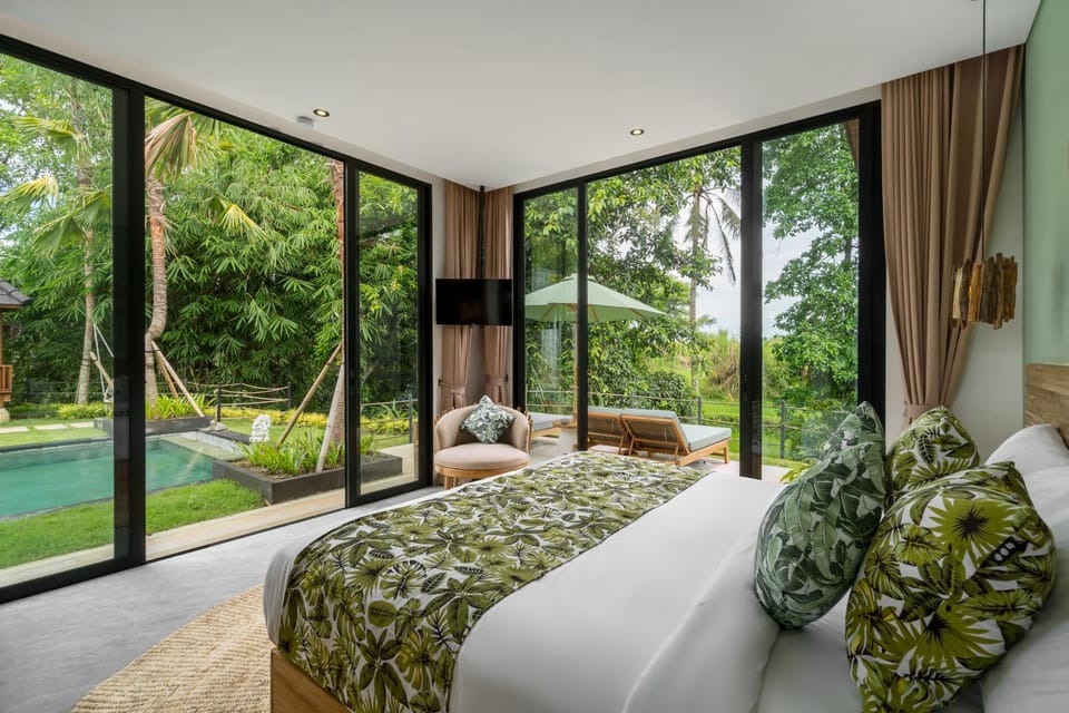 Bed, TV and multimedia, View (from property/room), Bedroom, Pool view, air conditioner