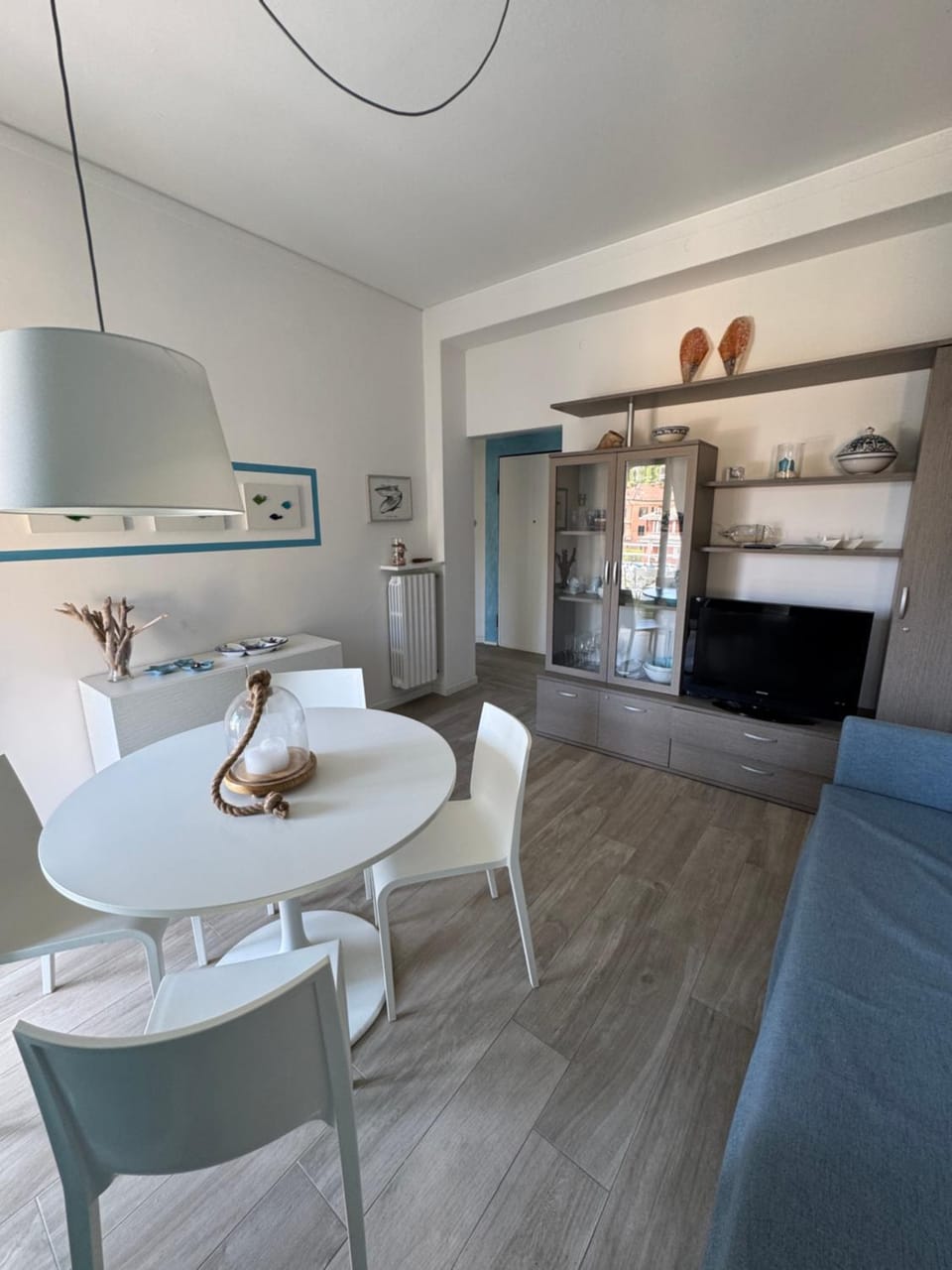 TV and multimedia, Kitchen or kitchenette, Living room, Seating area, Dining area
