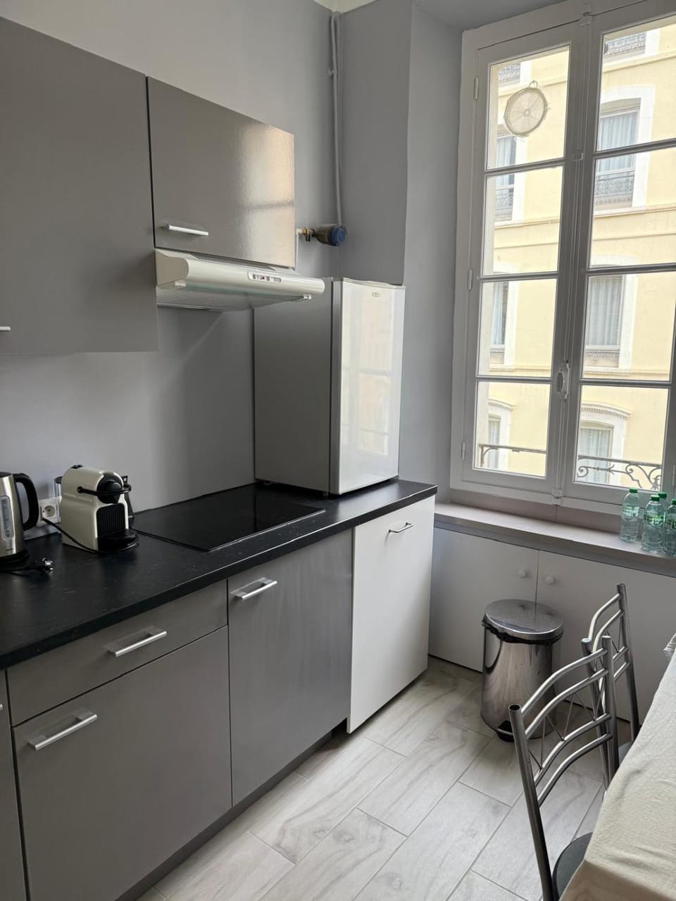 Coffee/tea facilities, Kitchen or kitchenette, Dining area, stove
