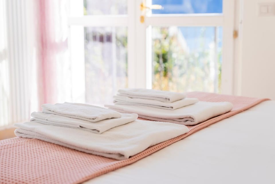 Bed, towels