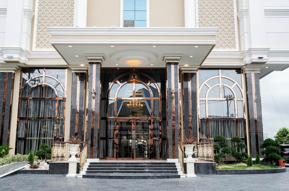 Property building, Facade/entrance, Day