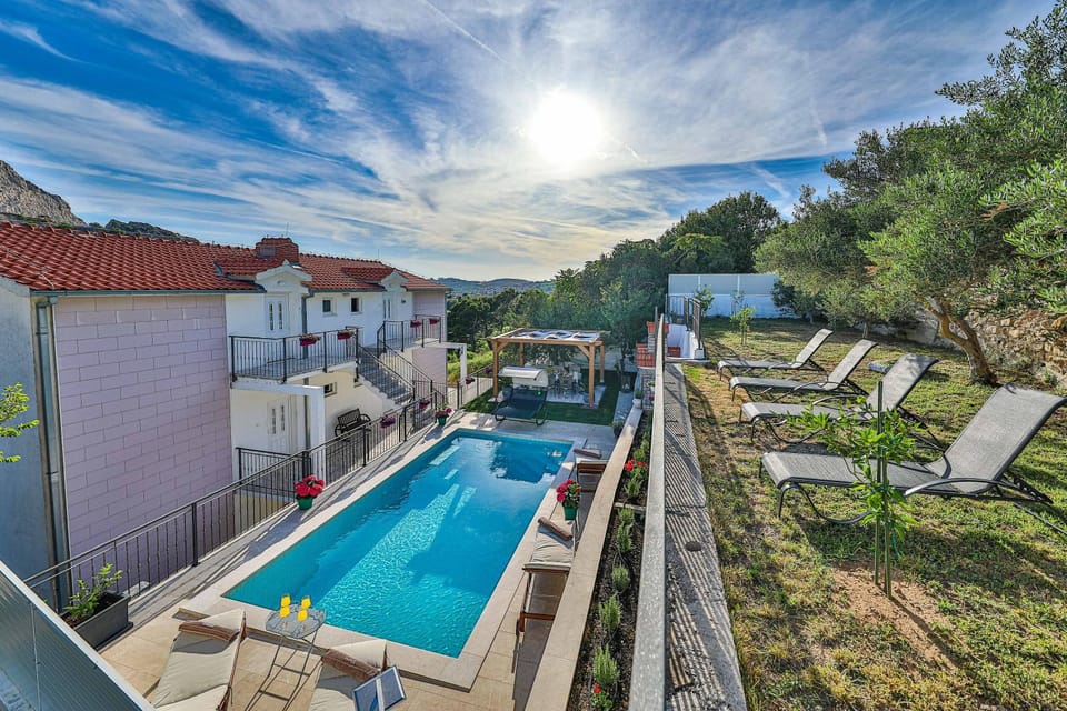 Property building, Garden, Balcony/Terrace, Swimming pool
