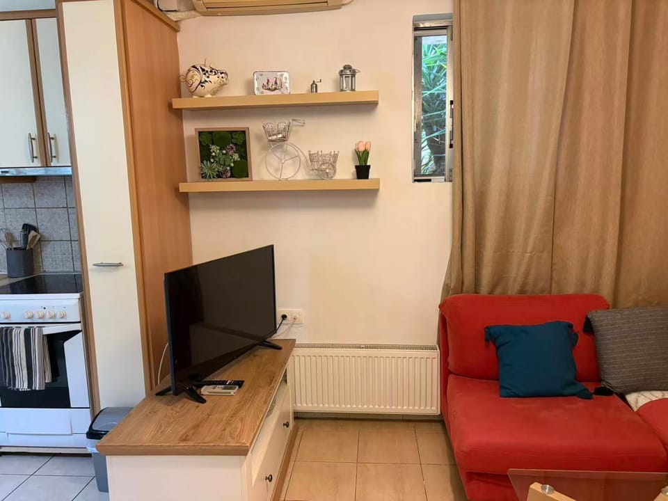 Cozy lower ground floor apartment by Sea and Tram Apartment in Alimos