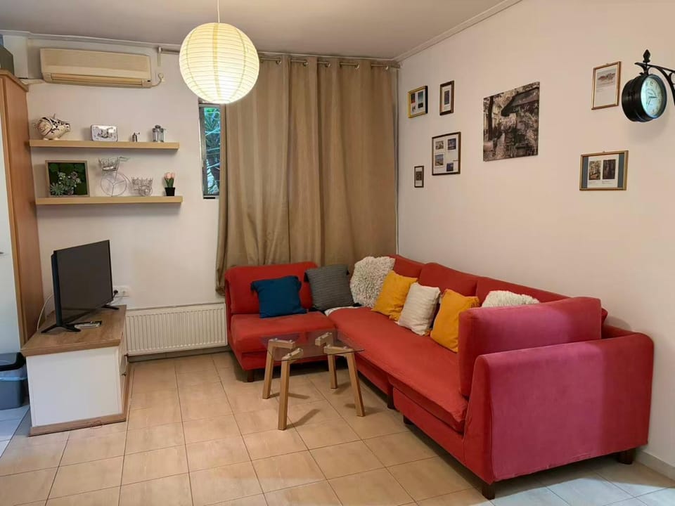 Cozy lower ground floor apartment by Sea and Tram Apartment in Alimos