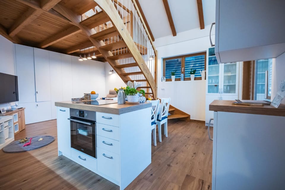 TV and multimedia, Kitchen or kitchenette, Living room, Seating area, Dining area, stove